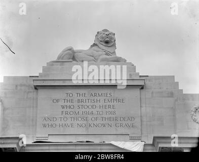 Das Menin Gate Denkmal enthüllt in Ypern, Belgien. Der Löwe überragt das Denkmal und die Tafel, die enthüllt wurde. 24 Juli 1927 Stockfoto