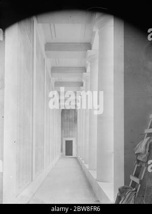 Der große Ypern Bogen am Menin Tor . Eine der Kolonnaden im Menin Gate Memorial. An den Wänden sind einige der Namen der 58,600 Offiziere und Männer, die im Krieg fiel zu sehen. 11 Juli 1927 Stockfoto