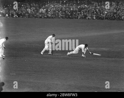 England gegen Neuseeland beim Kennington Oval im 2. Test. Curly Page of New Zealand über erreicht sich beim Versuch, Ian Peebles von England zu schlagen und hatte seine Wicket von Les Ames England Wicket Spiel bedroht. 30 Juli 1931 Stockfoto