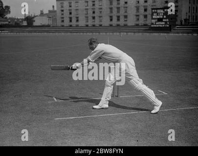 D R Jardine, der Surrey Kapitän, im Oval. Illustrieren der richtigen Art und Weise, einen späten Schnitt zu machen. 10 Juni 1932 Stockfoto