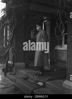 König von Dänemark besucht die 2. Buffs in Aldershot. Den Gruß nehmen . Dezember 1929 Stockfoto