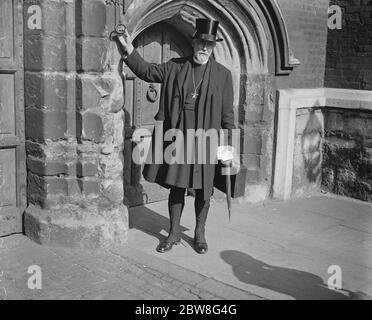 Der Bischof und die abgelehnte Gebetsbuch Problem . Der Diözesanbischof der Provinzen Canterbury und York treffen sich im Lambeth-Palast, um dem Problem weitere Rücksichtnahme zu geben. Der Bischof von Guildford läutet die Glocke für die Aufnahme. ( die rechte Rev J G Greig . ) 25. September 1928 Stockfoto