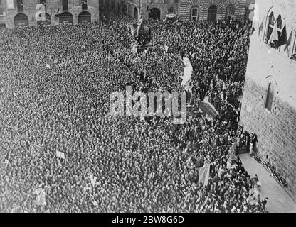 Über 100,000 Menschen hören eine feurige Rede von Mussolini . Signor Benito Mussolini hielt eine feurige Rede zu einer Versammlung von mehr als 100,000 Menschen in und um die Piazza della Signoria , Florenz . Ein Blick auf die riesige Menschenmenge. 21 Mai 1930 Stockfoto