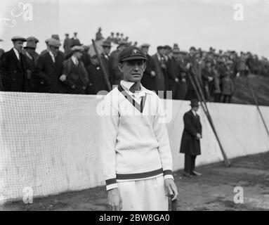 Australien gegen Yorkshire in Bramall Lane, Sheffield . Australien Bowler Percy Hornbrook . 10 Mai 1930 Stockfoto