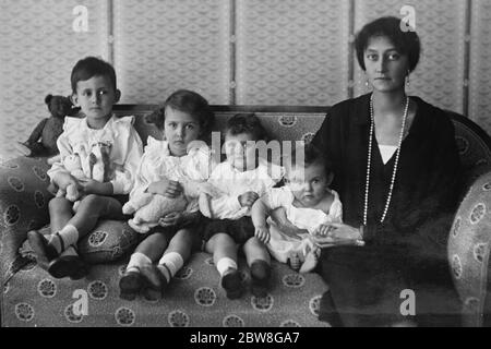 Prinzessin Rupprecht von Bayern mit ihren vier Kindern. August 1927 Stockfoto