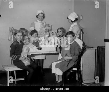 Die Königin 's weihnachtsspielzeuge für Kinder in Queen Mary 's Hospital . Die Königin hat ein Geschenk von Spielzeug an die Kinder im Queen Mary 's Hospital für das East End, Stratford, E15 geschickt. Einige der Ärzte, Krankenschwestern und Kinder, mit dem Royal Toys. 20 Dezember 1933 Stockfoto