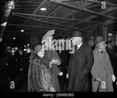 Runde Tisch-Konferenz Delegierte verlassen nach Indien. Sir J Simon, im Gespräch mit Sir Unar Hyat Khan (Mitglied des Rates für Indien) in Victoria. 14. Januar 1932 Stockfoto