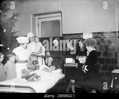Kindergedanke für junge Betroffene . Schüler der Upper Norwood School of Dancing zeigten einen freundlichen Gedanken für weihnachten, indem sie sich an die vielen Kinder, die im Krankenhaus sein wird, sie hatten eine Peitsche Runde und besuchte das Children's Hospital, Chelsea. 22 Dezember 1932 Stockfoto