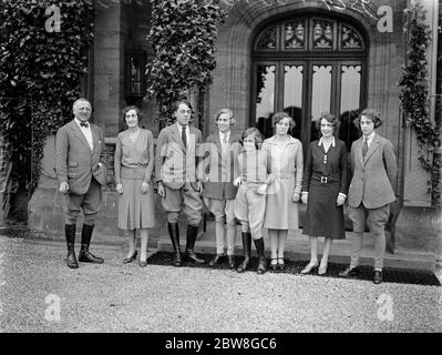 Die Hon Angela Pearson die Braut zu sein, die ein begeisterter Polospieler ist. Die Hon Angela Pearson auf der rechten Seite mit Lord und Lady Cowdray links, und ihr Bruder Hon Weetman John Churchill Pearson, und vier Schwestern. 26 Juli 1930 Stockfoto