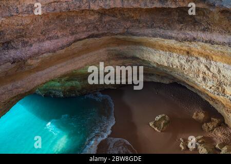 Benagil wild versteckt geheimen Höhle Strand von oben mit türkisfarbenem Paradies Wasser in Carvoeiro, Portugal Stockfoto