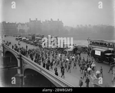 Der Wechsel der Wachen. Die Band der 2. Schotten Guards über Westminster Bridge . 10. Oktober 1929 Stockfoto