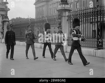 Royal Sussex Regiment übernehmen die Wachposten am Buckingham Palace. Die alten und neuen Entries während der Reliefs am Buckingham Palace. August 1932 Stockfoto