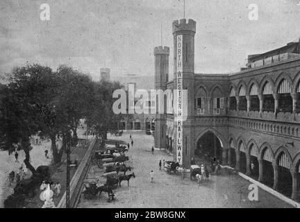 Bombe auf Viceroy ' s Zug geworfen. Der Vizekönig, Lord Irwin, sicher in seine Residenz in Neu-Delhi, nachdem eine Bombe auf seinen Zug geworfen worden war, wenn in der Nähe des Bahnhofs. Die Bombe traf und zerstörte das Restaurant Auto, das leer von Passagieren war zu der Zeit. Ein Bedienungsmitarbeiter wurde leicht verletzt. Bahnhof Delhi. 23 Dezember 1929 Stockfoto