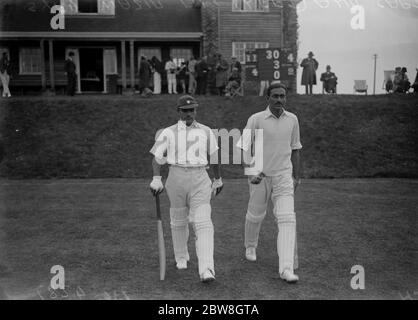 Indische Kricketspieler beginnen ihre Tour in Pelsham. Syed Wazir Ali (größer) und Capt C R Nayadu zu Fuß aus, um Fledermaus. 29. April 1932 Stockfoto