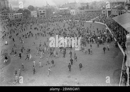 Test Match , Oval , fünften Tag ( des Spiels ) ( sechsten Tag des Spiels ) . Die Szene am Ende des Finaltests , zeigt die Menge über den Boden rauschend, um die Spieler zu begrüßen, wie sie kommen in . 1930 Stockfoto