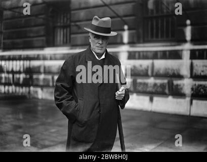 Der Lordkanzler 67 morgen . Ein neues Bild von Lord Sankey, aufgenommen, als er das wichtige Kabinettsitzung in Downing Street am Mittwoch verließ. Er feiert seinen 67. Geburtstag am 26. Oktober. 25. Oktober 1933 Stockfoto