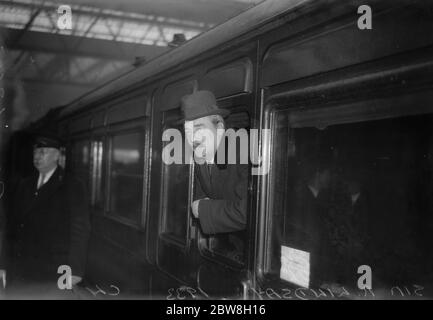 Sir R Lindsay kehrt nach Amerika zurück. Sir R Lindsay am Bahnhof Waterloo, bevor er auf dem Majestic Bootszug nach Southampton auf seiner Rückkehr nach Amerika abfährt. 1933 Stockfoto