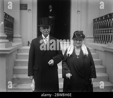 Abschied des deutschen Botschafters von König und Königin. Der deutsche Botschafter Friedrich Sthamer verlässt mit seiner Frau die deutsche Botschaft. Oktober 1930 Stockfoto