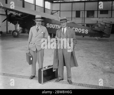 "Southern Cross" Atlantic Flight . Kapitän Kingsford Smith kommt in Croydon an. Kapitän Kingsford Smith (mit Mantel) und Kapitän Saul bei der Ankunft in Croydon. 31 Mai 1930 Stockfoto