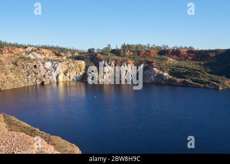 Kontaminierter Teichsee einer alten verlassenen Mine rote Landschaft in Mina de Sao Domingos, Portugal Stockfoto