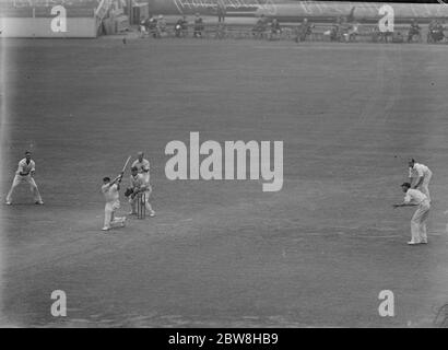 Surrey V Northamptonshire, County Championship bei der Kennington Oval. Der dritte Tag eines 3-Tage-Spiels . Fred Bakewell (Surrey), mit dem langen Griff und fahren Freddie Brown auf die Schienen während seiner Innings. August 1933 Stockfoto