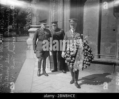 American Army 's Tribut an Grab des unbekannten Kriegers in London. Brigadier General Horton unterstützt von Lord Denbigh, und Offiziere der HAC legte einen Kranz auf dem Grab des Unbekannten Krieger in Westminster Abbey, im Namen der Ancient and Honourable Artillery Co, von Massachusetts. Brigadier General Horton (mit Kranz) außerhalb der Abtei. Juli 1931 Stockfoto