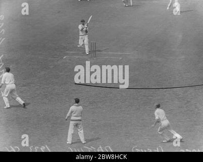 Surrey V Kent, County Championship bei der Kennington Oval. Der dritte Tag eines 3-Tage-Spiels . Les Ames skies ein No-Ball von Alf Gover . August 1933 Stockfoto