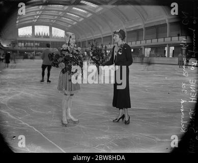 Die Figur des Skatingchampions in London. Miss Sonje Henie, die Eiskunstlauf-Weltmeisterin der Welt, wird nach ihrer letzten Ausstellung bei der Eröffnung der Eisbahn Richmond mit einem Strauß überreicht. Oktober 1931 Stockfoto