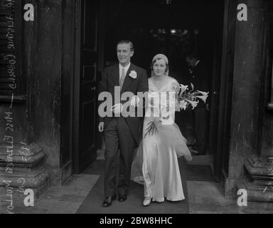 Gesellschaftssfeier am Trafalgar Square. Die Hochzeit in St. Martins in den Feldern zwischen Alistair Cobbold und Miss Elizabeth Molloy . Die Braut und der Bräutigam. Juli 1932 Stockfoto