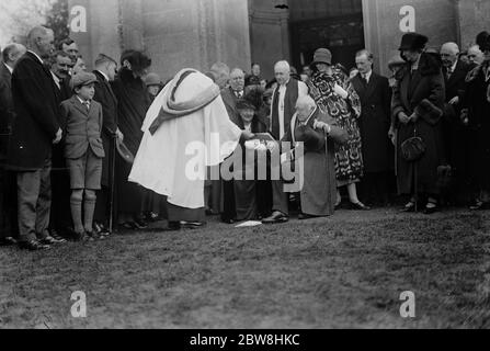 Earl und Gräfin von Coventry feiern ihre Diamant-Hochzeit mit Besuch der Dorfkirche in Croome. Der Vikar überreichen die Ansprache an den Grafen und die Gräfin. 25. Januar 1925 Stockfoto