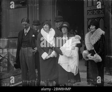 Lady Curzon 's Enkel getauft. Die Taufe von Säuglingssohn von Herrn und Frau Edward Rice in St. Margaret 's, Westminster. Lady Curzon von Kedleston, Krankenschwester und Baby, und Frau Rice, Herr Rice ist hinter Lady Curzon auf der linken Seite gesehen. 12. Oktober 1928 Stockfoto