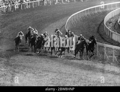 Gordon Richards reitet seinen ersten Klassiksieger. Lord Glanely ' s Rose von England geritten von Gordon Richards, gewann die Oaks in Epsom. Das Feld Rundung Tattenham Corner, wo Gwyniad hielt die Führung. Juni 1930 Stockfoto