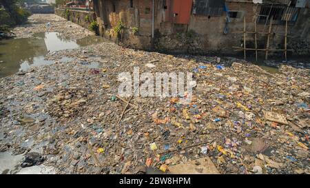 Schmutziger Fluss in Dharavi Slums. Mumbai. Indien. Stockfoto