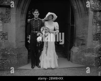 Eine Marineoffizier 's Hochzeit . Die Ehe zwischen Paymaster Lieutenant PC Kennet, RN, und Miss Joyce E Greenhill, fand in Chorleywood Pfarrkirche. Die Braut und Bräutigam verlassen. Bis 12. August 1933 Stockfoto