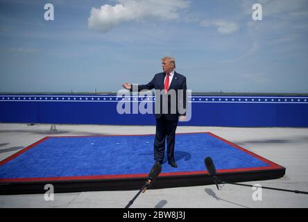 In diesem Foto, das von der National Aeronautics and Space Administration (NASA) veröffentlicht wurde, US-Präsident Donald J. Trump spricht beim Operations Support Building II nach dem Start einer SpaceX Falcon 9 Rakete, die das Raumschiff Crew Dragon auf der NASA-Mission SpaceX Demo-2 mit den NASA-Astronauten Robert Behnken und Douglas Hurley an Bord trägt, Samstag, 30. Mai 2020, Im Kennedy Space Center der NASA in Florida. Die NASA SpaceX Demo-2 Mission ist der erste Start mit Astronauten der Raumsonde SpaceX Crew Dragon und der Falcon 9 Rakete zur Internationalen Raumstation als Teil der agen Stockfoto