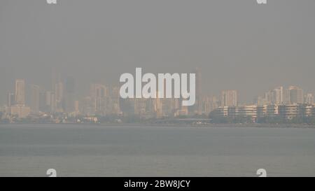 Panorama der Stadt Mumbai im Dunst. Indien. Hintergrundkonzept. Stockfoto