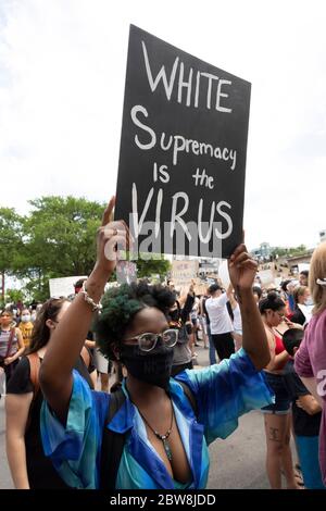 Austin, Texas, USA. Mai 2020. Tausende versammeln sich am Polizeihauptquartier und blockieren die Interstate 35 in Austin, TX, beide Richtungen, um gegen die Tötung von George Floyd und andere während der Polizeigewahrsam verlorene Menschenleben zu protestieren. Der Protest spiegelte sich dutzende bundesweit als Amerikaner sich gegen angebliche Polizeibrutalität gegen schwarze Bürger versammelten. Kredit: Bob Daemmrich/ZUMA Wire/Alamy Live News Stockfoto