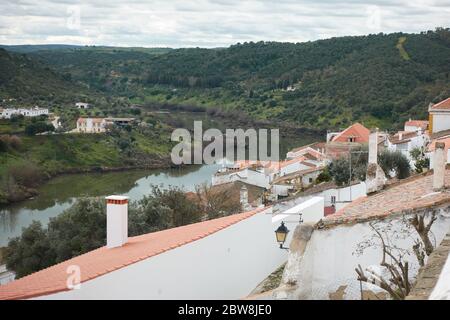 Mertola Stadtansicht weiß historisch schönes traditionelles Dorf in alentejo, Portugal mit Fluss guadiana und Landschaft Stockfoto