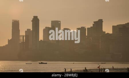 Sonnenuntergang auf dem Hintergrund der Wolkenkratzer von Mumbai. Blick vom Chowpatty Beach. Stockfoto