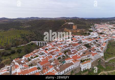 Mertola Drohne Luftaufnahme der Stadt und Landschaft mit Guadiana Fluss und mittelalterliche historische Burg auf der Spitze in Alentejo, Portugal Stockfoto