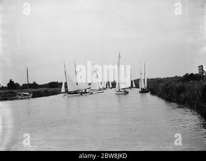 Segeln in den Broads, die schiffbaren Flüsse in den englischen Grafschaften Norfolk und Suffolk. Bis 19. August 1937 Stockfoto