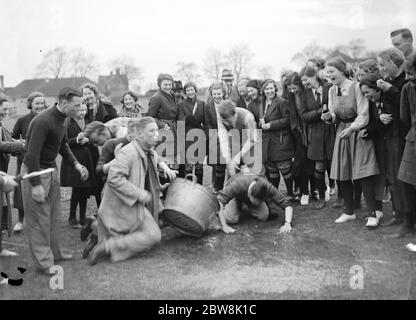 Swanley Horticultural College Sporttag. Studenten genießen sich . 1935 . Stockfoto