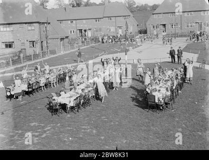 Eltham markiert König George V. Silberjubiläum mit einer Street Party. 1935 . Stockfoto