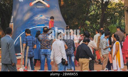 Mumbai, Indien - 17. Dezember 2018: Kinder und andere genießen das Boot House im Kamala Nehru Park, bekannt als Shoe Park, Mumbai. Stockfoto