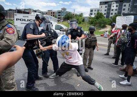 Austin, Texas, USA. Mai 2020. Tausende versammeln sich am Polizeihauptquartier und blockieren die Interstate 35 in Austin, TX, beide Richtungen, um gegen die Tötung von George Floyd und andere während der Polizeigewahrsam verlorene Menschenleben zu protestieren. Der Protest spiegelte sich dutzende bundesweit als Amerikaner sich gegen angebliche Polizeibrutalität gegen schwarze Bürger versammelten. Kredit: Bob Daemmrich/ZUMA Wire/Alamy Live News Stockfoto