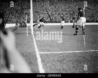 Ein Torwart spart einen Schuss, in der Charlton Athletic gegen West Bromwich Albion. 1937 Stockfoto