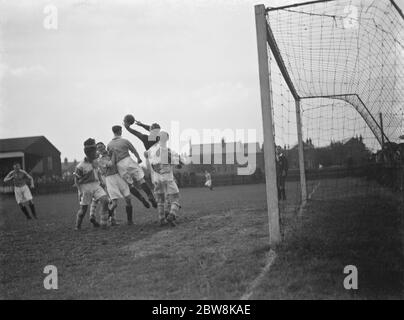 Ein Torwart fängt einen Luftball in der Erith und Belvere gegen Northfleet Fußballspiel. 1937 Stockfoto