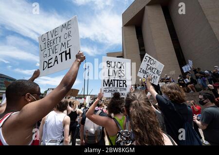 Austin, Texas, USA. Mai 2020. Tausende versammeln sich am Polizeihauptquartier und blockieren die Interstate 35 in Austin, TX, beide Richtungen, um gegen die Tötung von George Floyd und andere während der Polizeigewahrsam verlorene Menschenleben zu protestieren. Der Protest spiegelte sich dutzende bundesweit als Amerikaner sich gegen angebliche Polizeibrutalität gegen schwarze Bürger versammelten. Kredit: Bob Daemmrich/ZUMA Wire/Alamy Live News Stockfoto