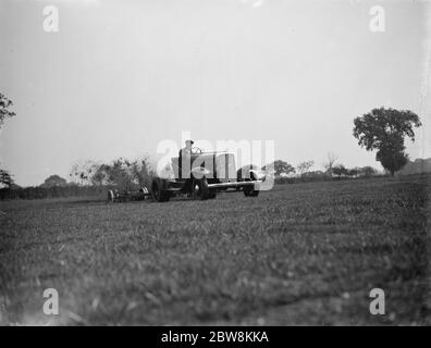 Mähen des Grases mit dem Mäher auf der Rückseite eines LKW oder Golftraktor geheckt. 1937 Stockfoto