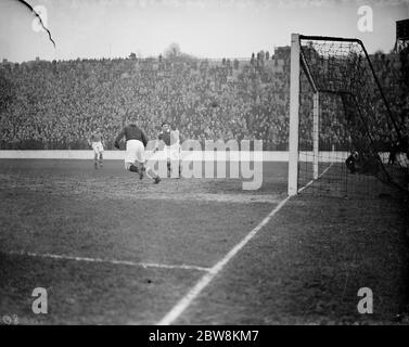 Charlton Athletic Fußballverein gegen Birmingham City Fußballverein . Gefahr in der Box . 29. Januar 1938 Stockfoto